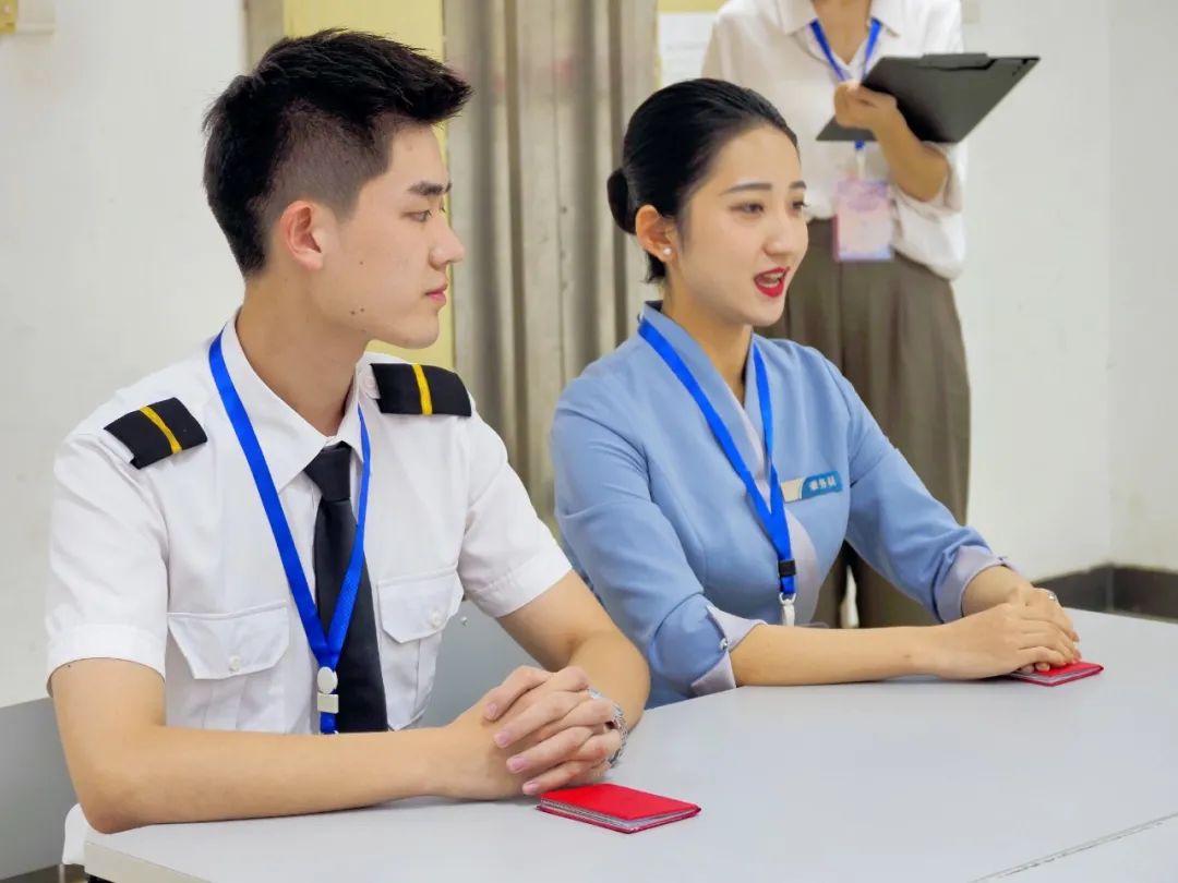 南航地服人员换新款制服 推出多项亚运服务举措_新浪航空航天_新浪网